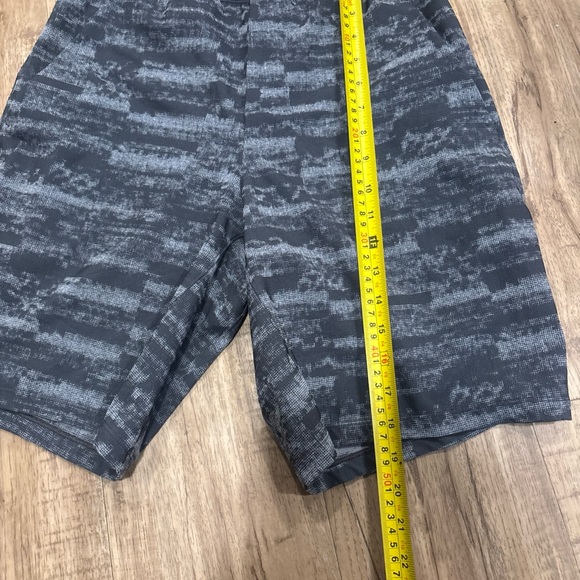 lululemon athletica Men's Charcoal & Light Grey Patterned Athletic Shorts - Picture 8 of 8